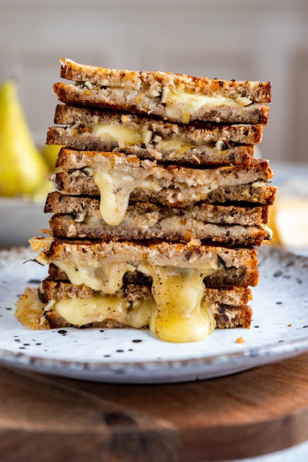 Croque-monsieur à la poire et saint nectaire aux noisettes : une recette française revisitée.