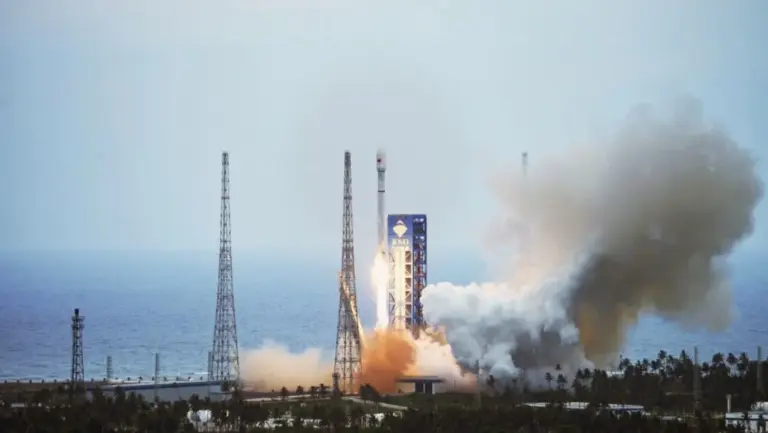 Débris de fusée chinoise menacent Starlink et l’ISS avec 100 nouveaux objets en orbite.