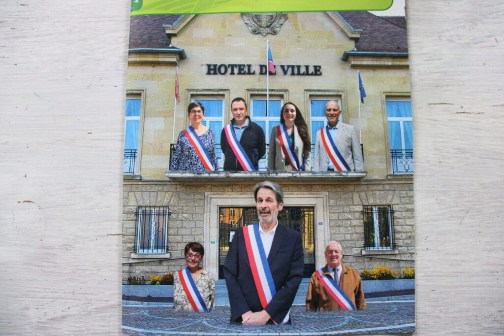 Des plantes originales aux têtes d’élus apparaissent sur la place de Vimoutiers.