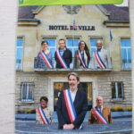 Des plantes originales aux têtes d&rsquo;élus apparaissent sur la place de Vimoutiers.