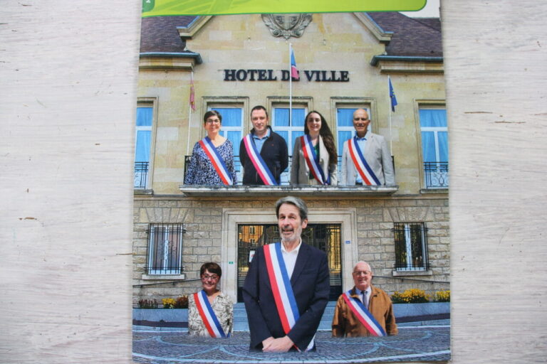 Des plantes originales aux têtes d’élus apparaissent sur la place de Vimoutiers.