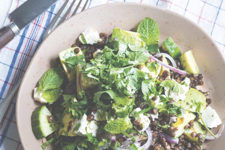 Salade de lentilles : une recette saine pour l’été qui favorise l’hydratation.