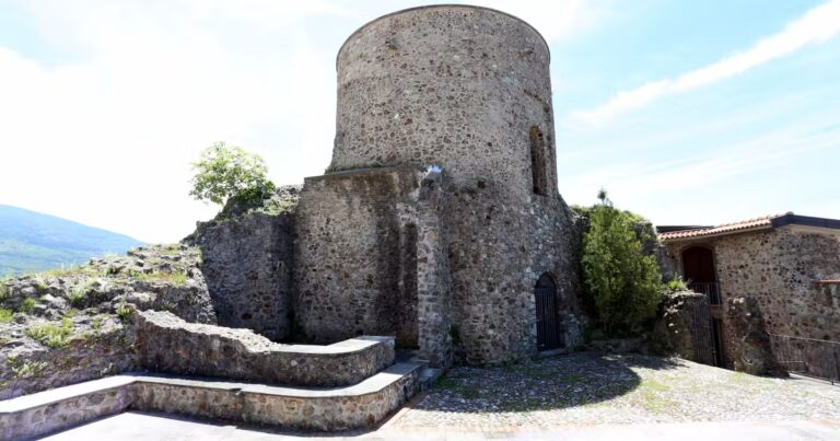 Guardia Piemontese, enclave occitane en Calabre, préserve son identité culturelle face aux défis modernes.