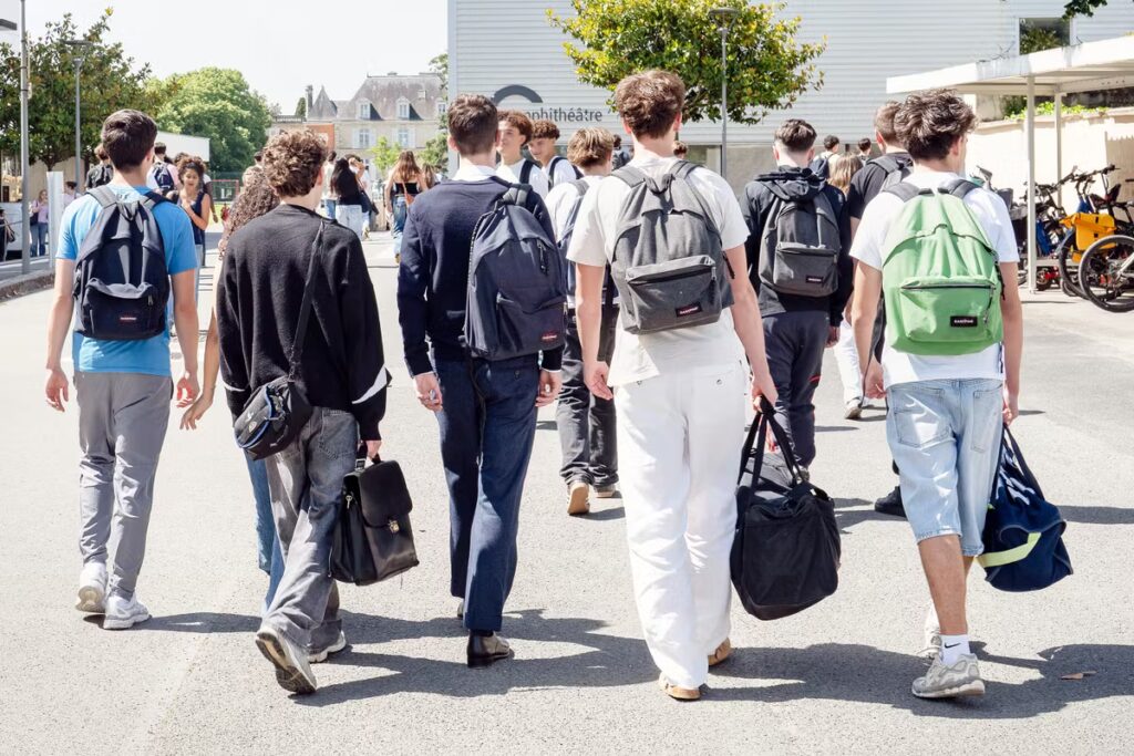 Les stages de seconde en France peinent à convaincre malgré des initiatives récentes.