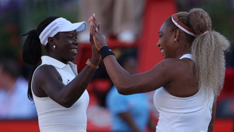 Serena Williams remporte un match en double lors de son retour sur les courts à 44 ans.
