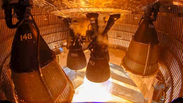 SpaceX réalise un test pré-lancement avec le Starship, générant des flammes pour la première fois.