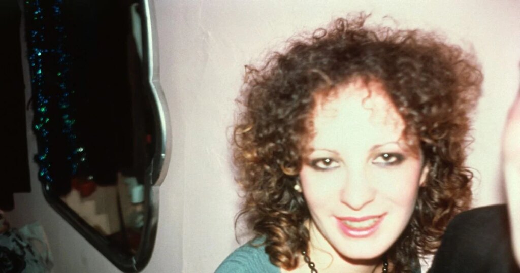 Nan Goldin, artiste américaine, redéfinit la photographie contemporaine par son œuvre.