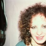 Nan Goldin, artiste américaine, redéfinit la photographie contemporaine par son œuvre.
