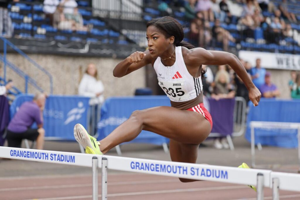 Cyréna Samba-Mayela remporte la finale du 100 m haies de l’ATX Classic en 12 »50, deuxième performance européenne de l’année.