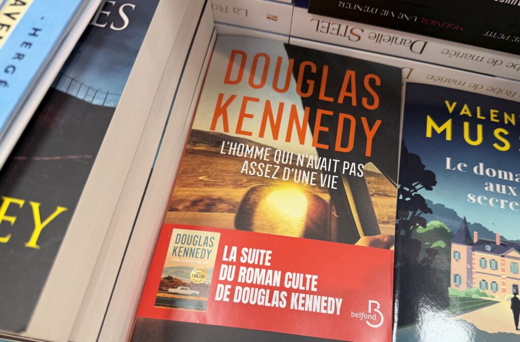 De Douglas Kennedy à Romain Lemire : mémoires et destins croisés dans la littérature contemporaine.