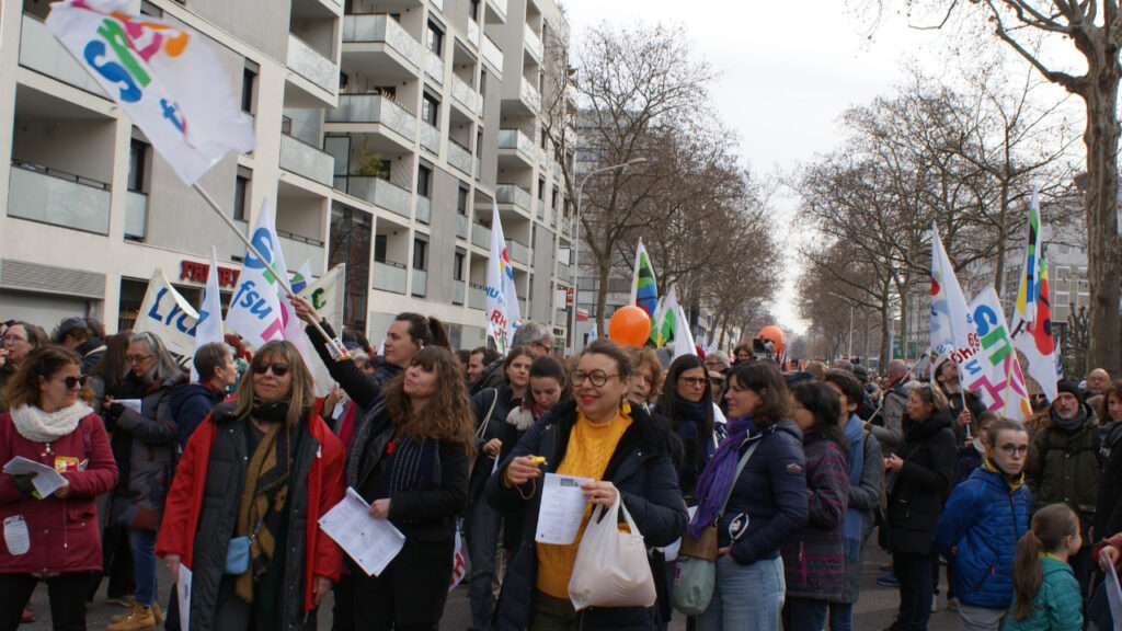 Grèves dans la fonction publique affectent les services publics en France.
