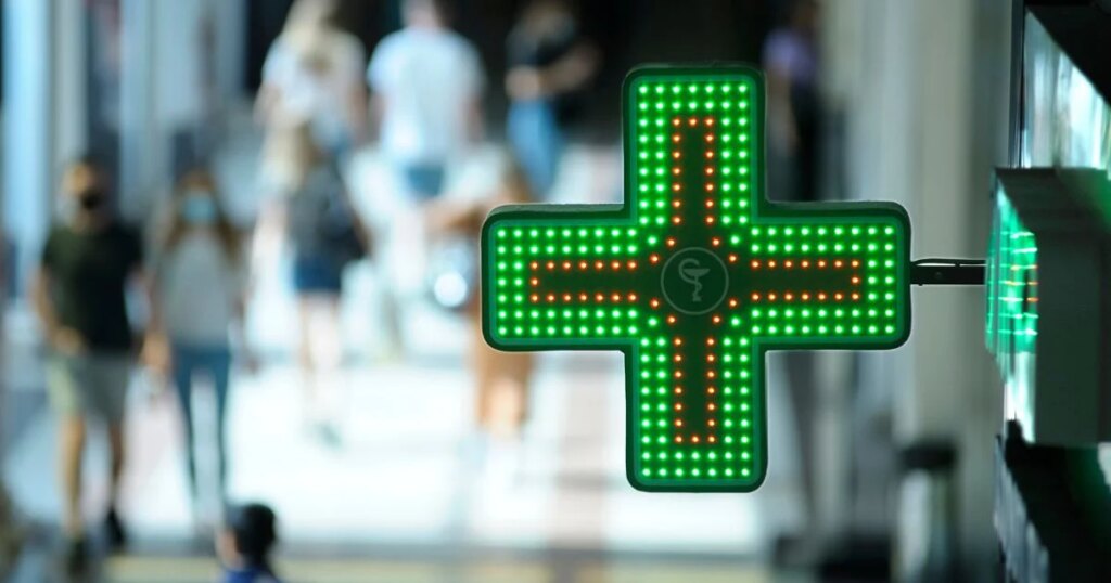 Crème solaire recommandée par dermatologues devient incontournable dans les pharmacies cet été.