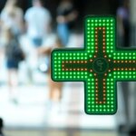 Crème solaire recommandée par dermatologues devient incontournable dans les pharmacies cet été.