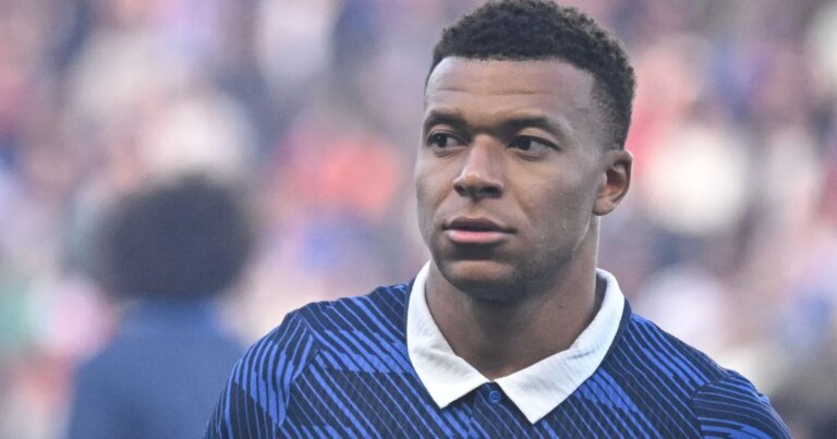 Coupe du monde 2026 : le maillot de Kylian Mbappé suscite des interrogations lors du match France-Sénégal.