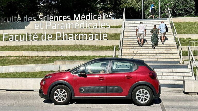 Mort d’un enfant oublié dans une voiture à Marseille : enquête ouverte par la faculté de médecine.