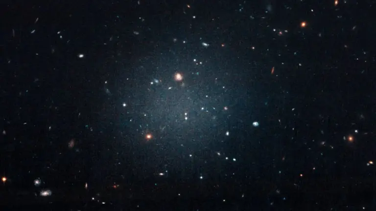 Trois galaxies sans matière noire remettent en question les théories astrophysiques.
