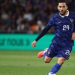 Rayan Cherki distribue des maillots aux supporters depuis sa chambre d’hôtel à la Coupe du monde.