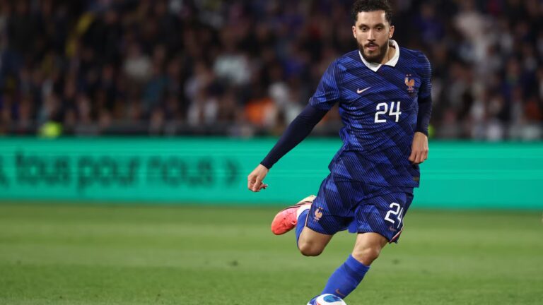 Rayan Cherki distribue des maillots aux supporters depuis sa chambre d’hôtel à la Coupe du monde.