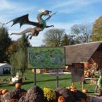 Le Dino-Zoo modifie ses attractions pour Halloween avec des dragons et créatures fantastiques.