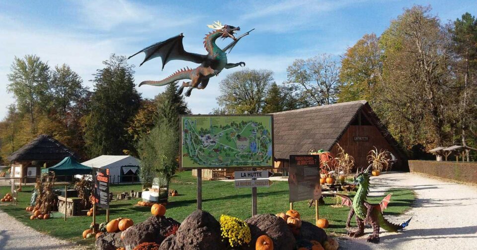 Le Dino-Zoo modifie ses attractions pour Halloween avec des dragons et créatures fantastiques.