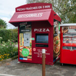 Les maires français confrontés à l&rsquo;essor des distributeurs de pizzas et des boîtes à colis.