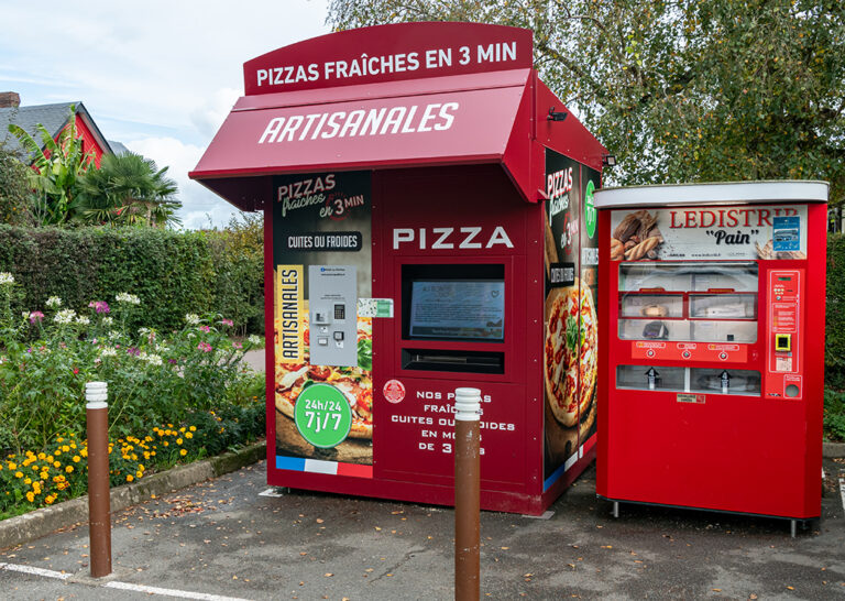 Les maires français confrontés à l’essor des distributeurs de pizzas et des boîtes à colis.