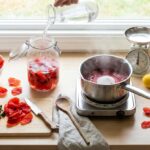 Fabrication de sirop de coquelicot fait maison : une pratique artisanale en hausse en France.