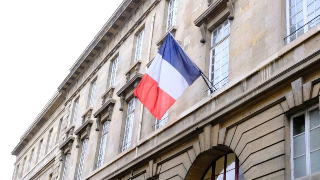 France investit 655 millions d’euros dans l’IA, provoquant des tensions géopolitiques à VivaTech.