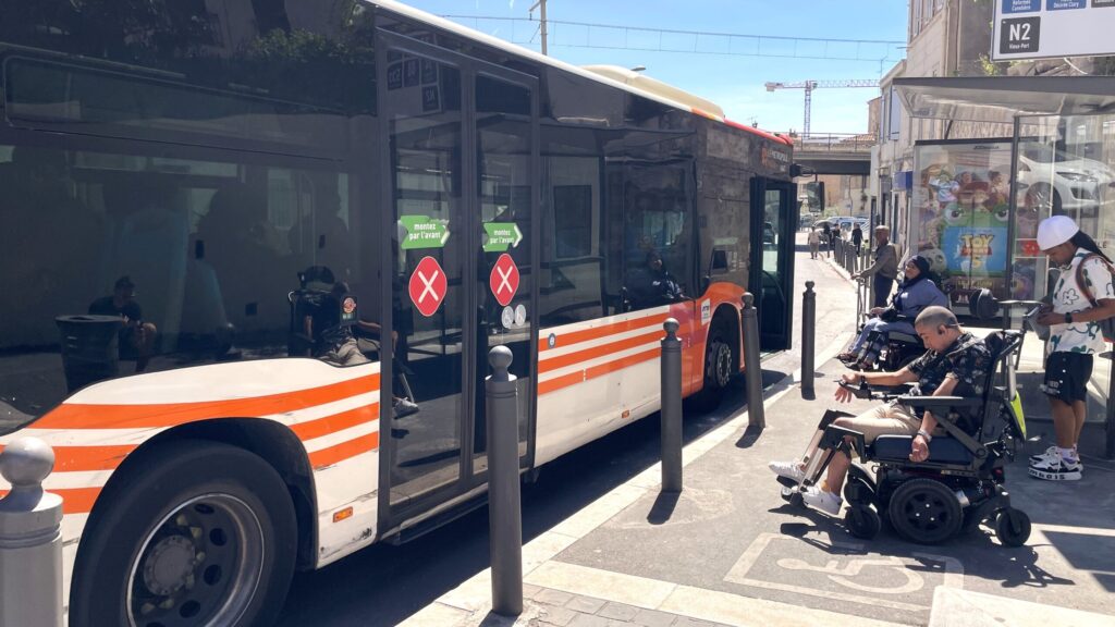 Accessibilité des transports : les difficultés des usagers en fauteuil roulant en bus.