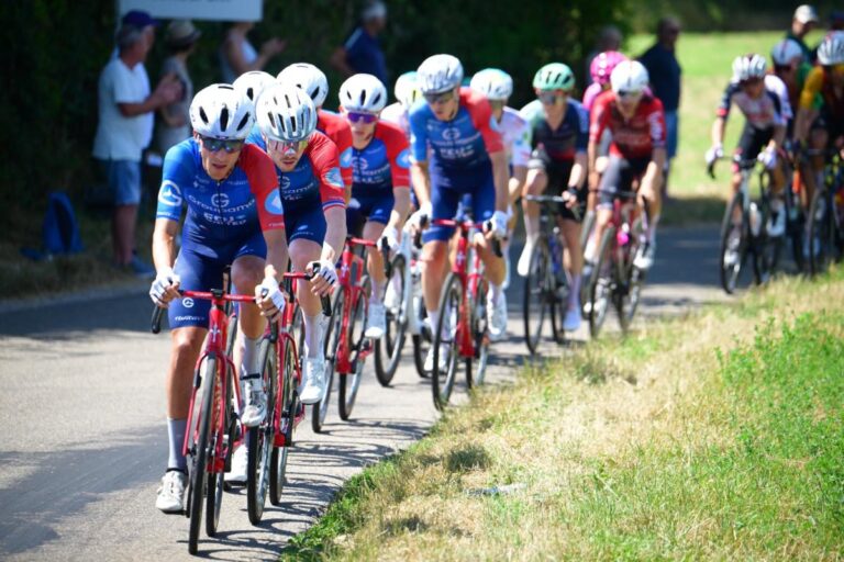Groupama-FDJ célèbre le titre de Romain Grégoire, apportant fierté et émotions au sein de l’équipe.