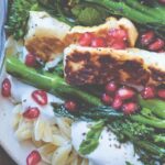 Salade de printemps : riso, halloumi grillé, grenade et menthe en recette simple.