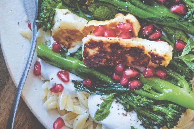 Salade de printemps : riso, halloumi grillé, grenade et menthe en recette simple.