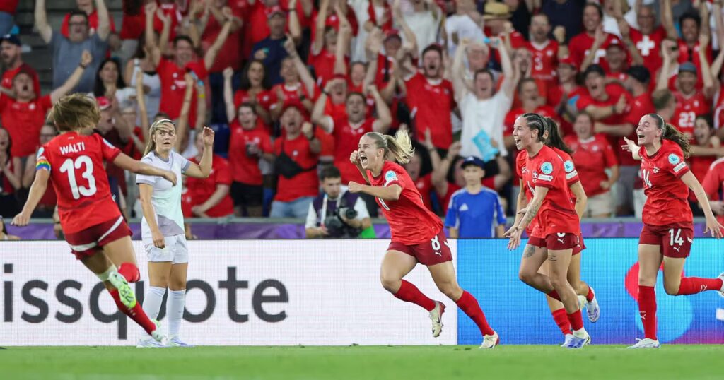 Des joueurs de football adoptent le rôle de footballeuses lors d’un match.