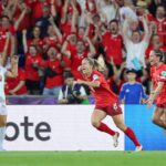 Des joueurs de football adoptent le rôle de footballeuses lors d&rsquo;un match.