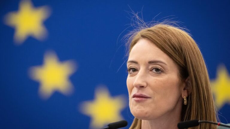 Strasbourg permet aux élues de voter en congé maternité, une mesure non adoptée en France.