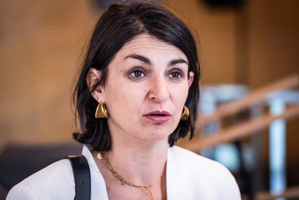 Aurélie Trouvé met en garde contre les fonds d’investissement spéculatifs et leur impact sur l’industrie.