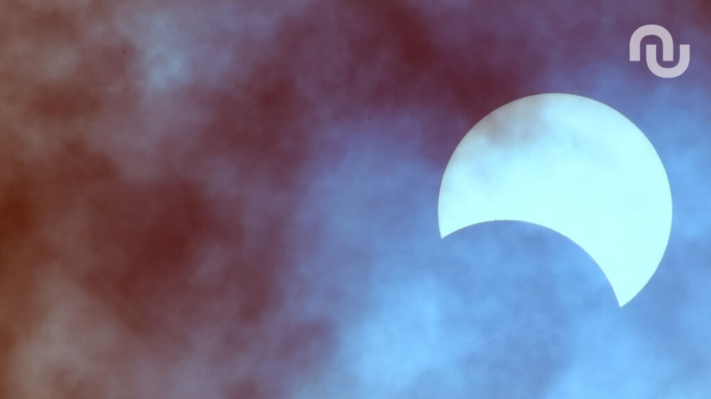 L’éclipse solaire observée en France révèle des détails sur l’activité solaire.