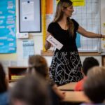 Les contractuels pourraient atteindre un tiers des agents publics, selon la Cour des comptes.