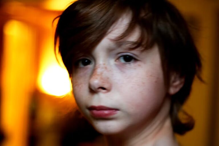 Des enfants confrontés à l’instabilité dans plusieurs régions du monde, pas seulement en crise.