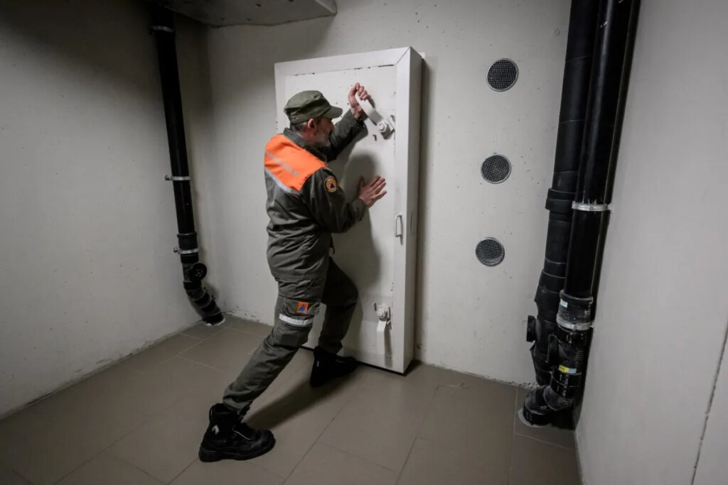 La Suisse maintient ses abris anti-atomiques en réponse aux menaces actuelles.