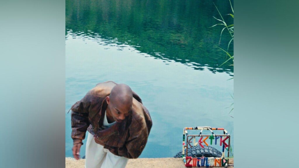 Muzi, producteur sud-africain, fusionne musique électronique et racines zouloues.