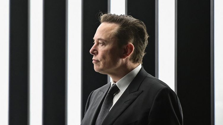 Elon Musk atteint près de 1000 milliards de dollars grâce à SpaceX et ses innovations.