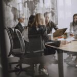 Les salariés altruistes augmentent leurs chances de promotion et de salaire, sous condition.