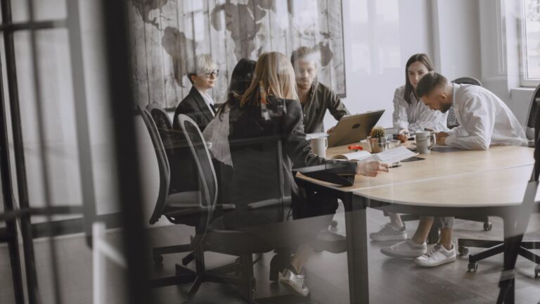 Les salariés altruistes augmentent leurs chances de promotion et de salaire, sous condition.