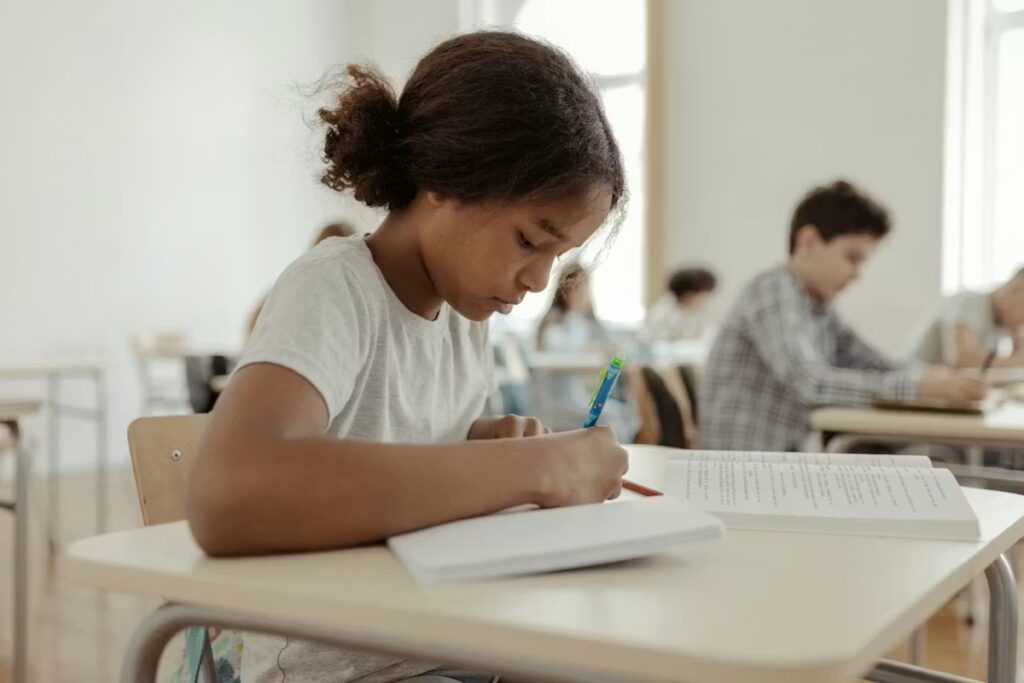 Les enfants concentrés en classe partagent des caractéristiques familiales communes.
