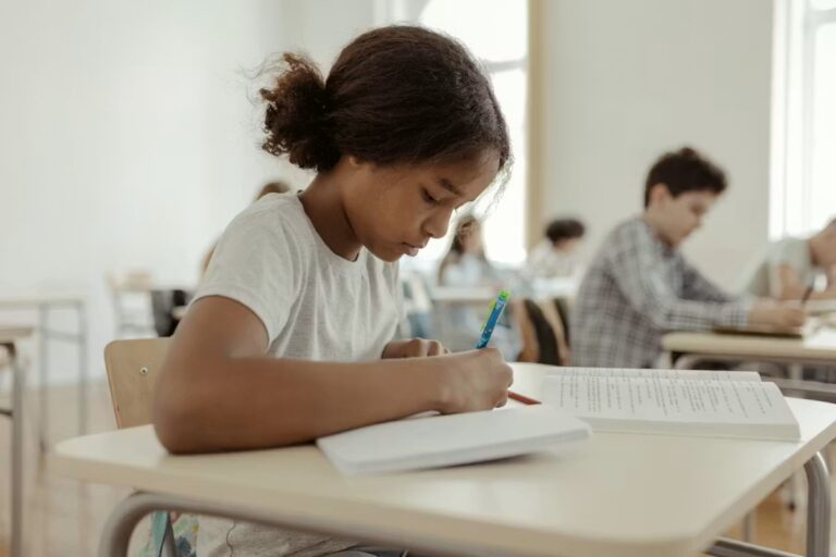 Les enfants concentrés en classe partagent des caractéristiques familiales communes.