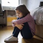 Les phrases courantes qui accentuent l&rsquo;anxiété chez les enfants, selon des experts en psychologie.