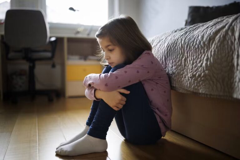 Les phrases courantes qui accentuent l’anxiété chez les enfants, selon des experts en psychologie.