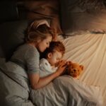 Comment aider un enfant à surmonter sa peur du noir : conseils pratiques pour les parents.