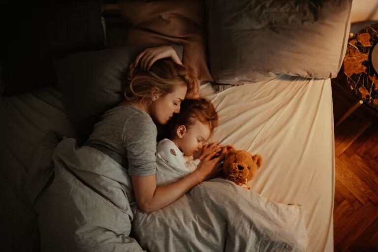 Comment aider un enfant à surmonter sa peur du noir : conseils pratiques pour les parents.